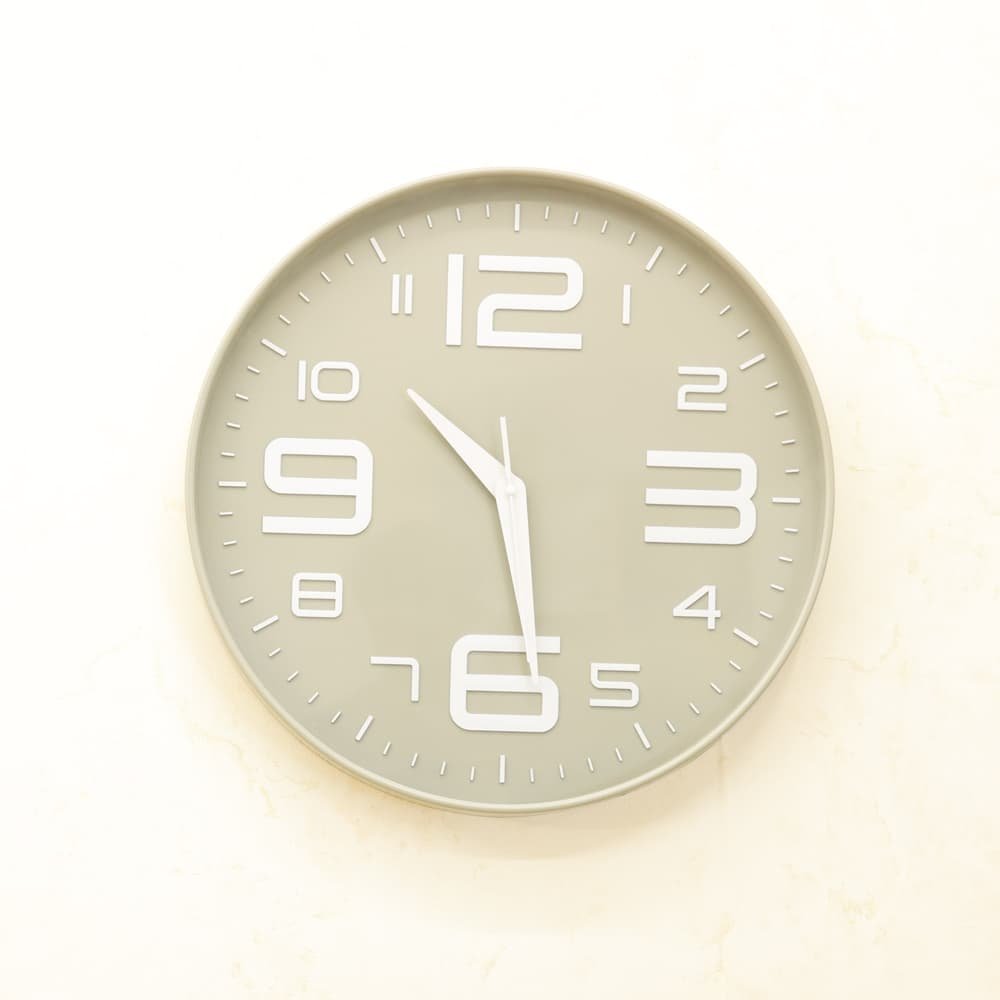 Classic Round Decorative Wall Clock | Oversized 3D Numerals | Beige - Image 4
